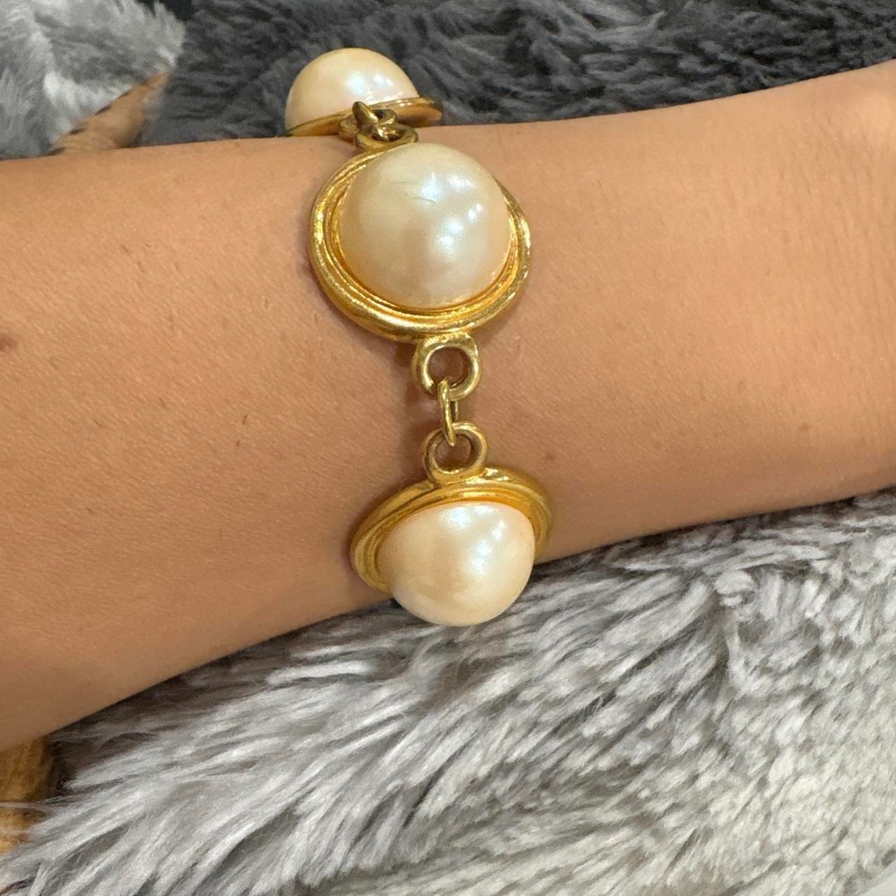 22-Vintage Anne Klein Gold and cream pearl bracelet with gold accents